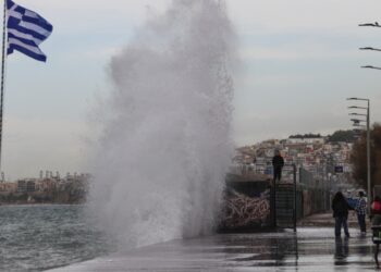 Μεγάλα κύματα σκάνε στην παραλία του Φαλήρου, λόγω του καιρού (φωτ.: Γιάννης Παναγόπουλος/ EUROKINISSI)