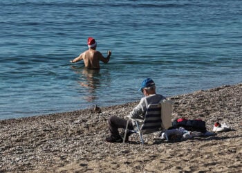 Κολυμβητής με σκούφο του Αϊ-Βασίλη στην παραλία του Φλοίσβου, Χριστούγεννα 2022
(φωτ.: EUROKINISSI / Γιάννης Παναγόπουλος)