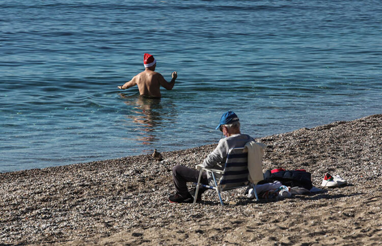 Κολυμβητής με σκούφο του Αϊ-Βασίλη στην παραλία του Φλοίσβου, Χριστούγεννα 2022(φωτ.: EUROKINISSI / Γιάννης Παναγόπουλος)