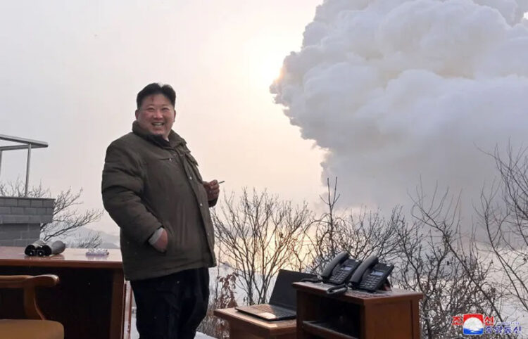 Ο Κιμ Γιονγκ Ουν επιβλέπει τη δοκιμή του κινητήρα στερεού καυσίμου, στη βάση εκτόξευσης δορυφόρων Σόχε, στην Τόγκτσαγκ (φωτ.: KCNA)