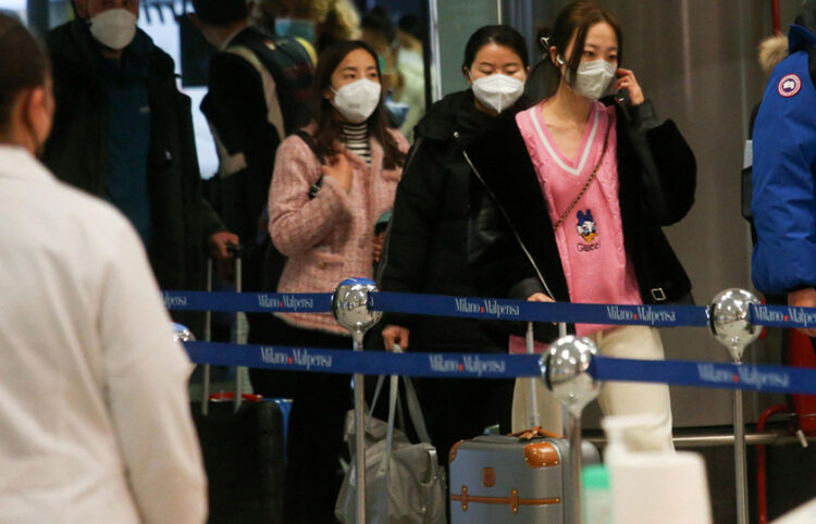 Ταξιδιώτες από την Κίνα στο αεροδρόμιο του Μιλάνου (φωτ.: EPA / Matteo Bazzi)