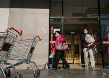 Στιγμιότυπο έξω από σουπερμάρκετ στο Πεκίνο (φωτ.: EPA / Wu Hao)