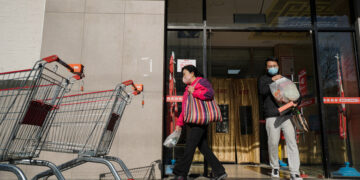 Στιγμιότυπο έξω από σουπερμάρκετ στο Πεκίνο (φωτ.: EPA / Wu Hao)