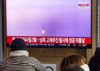 Η εκτόξευση των πυραύλων από τη Βόρεια Κορέα σε έκτακτο δελτίο στη νοτιοκορεατική τηλεόραση (φωτ.: αρχείο EPA / Yonhap South Korea Out)