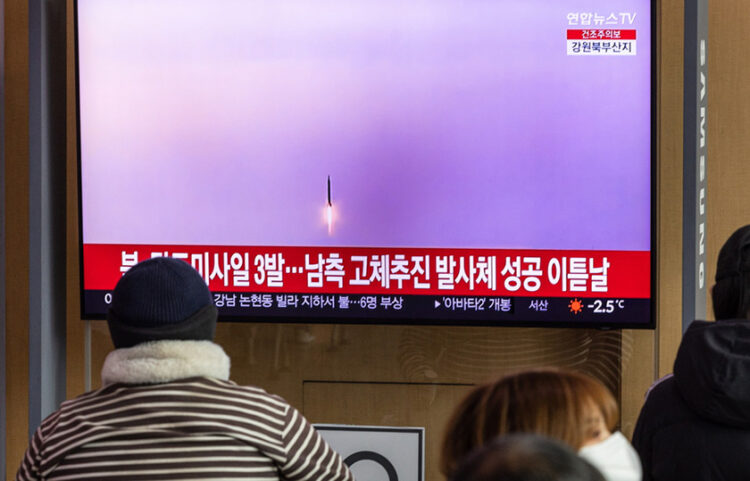 Η εκτόξευση των πυραύλων από τη Βόρεια Κορέα σε έκτακτο δελτίο στη νοτιοκορεατική τηλεόραση (φωτ.: αρχείο EPA / Yonhap South Korea Out)