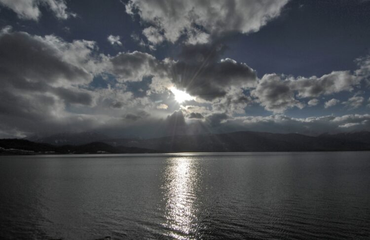 Συννεφιά αναμένεται να επικρατήσει σήμερα και στη λίμνη Πλαστήρα (φωτ.: EUROKINISSI/Θανάσης Καλλιάρας)