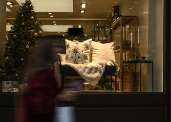 Χριστουγεννιάτικη ατμόσφαιρα στα καταστήματα (φωτ.: EUROKINISSI / Έφη Σκάζα)