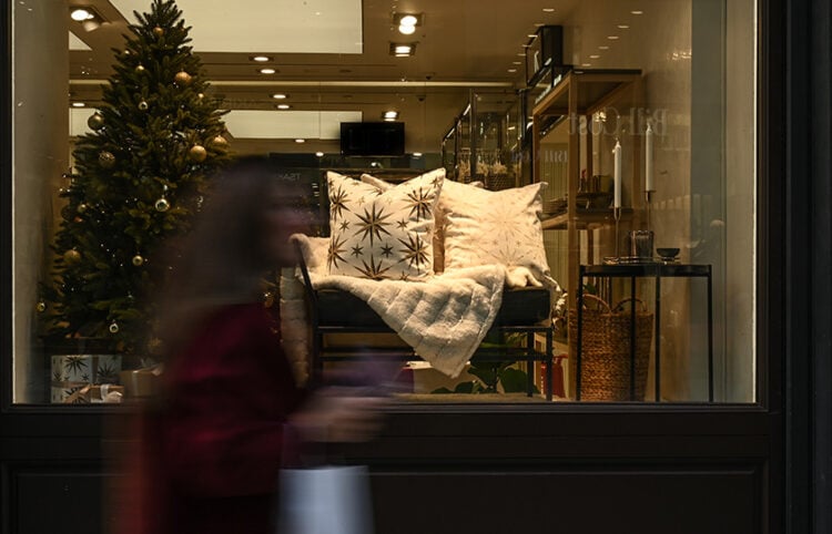 Χριστουγεννιάτικη ατμόσφαιρα στα καταστήματα (φωτ.: EUROKINISSI / Έφη Σκάζα)