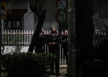 Αστυνομικοί έξω από το σπίτι της 22χρονης που δολοφονήθηκε από τη 17χρονη φίλη της, στο Μαρούσι(φωτ.: EUROKINISSI / Σωτήρης Δημητρόπουλος)
