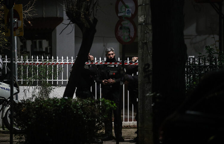 Αστυνομικοί έξω από το σπίτι της 22χρονης που δολοφονήθηκε από τη 17χρονη φίλη της, στο Μαρούσι(φωτ.: EUROKINISSI / Σωτήρης Δημητρόπουλος)