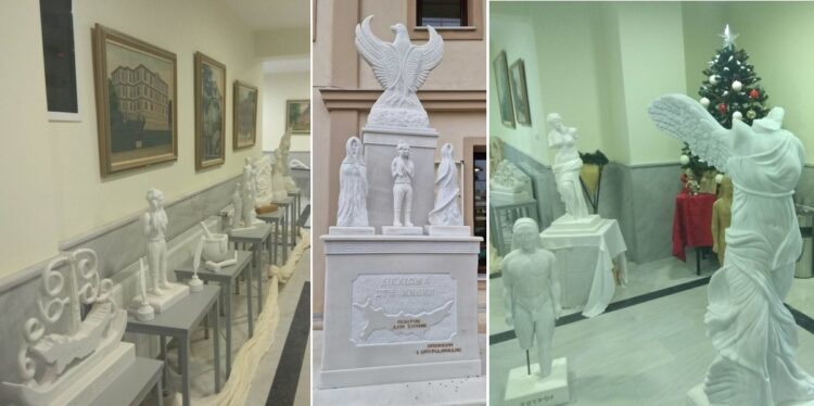 Το γλυπτό μνημείο στο κέντρο της φωτογραφίας και τα γλυπτά έργα, αριστερά και δεξιά, φέρουν την υπογραφή του γλύπτη Ιωάννη Σπυριδωνίδη