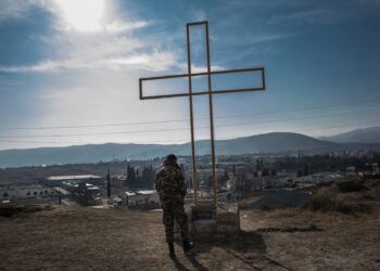 Αρμένιος στρατιώτης προσεύχεται μπροστά από έναν σταυρό σε στρατιωτική θέση στην πόλη Μάρτακερτ, στο Ναγκόρνο Καραμπάχ (φωτ.: EPA/Christophe Petit Tesson)