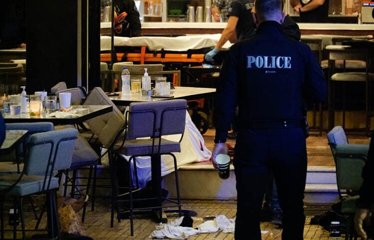 Ο εξωτερικός χώρος του καφέ-μπαρ στην πλατεία της Νέας Σμύρνης μετά την εν ψυχρώ δολοφονία (φωτ.: EUROKINISSI / Γιώργος Κονταρίνης)