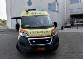 Ασθενοφόρο έξω από το νοσοκομείο Πύργου (φωτ.: EUROKINISSI/ilialive.gr/Γιάννης Σπυρούνης)