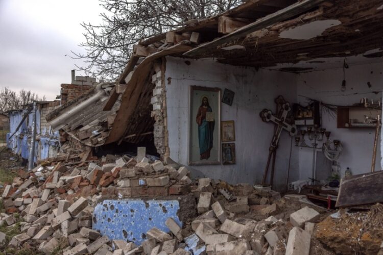 Κατεστραμμένη εκκλησία από τους ρωσικούς βομβαρδισμούς, έξω από τη Χερσώνα (φωτ.: EPA/Roman Pilipey)