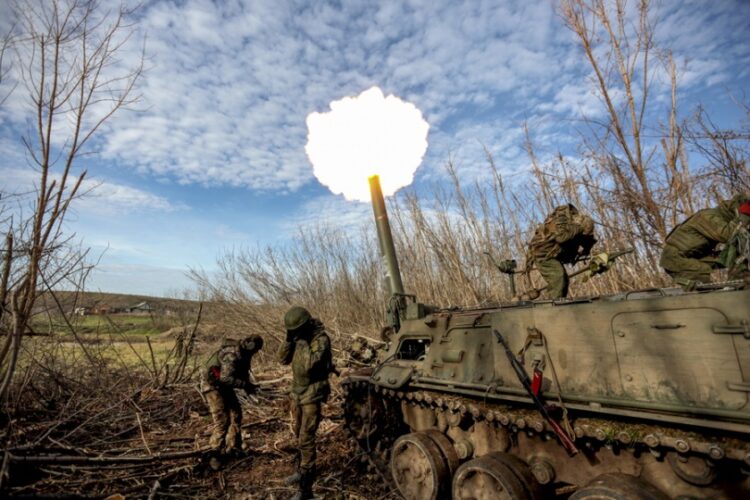 Ρωσικές δυνάμεις στο Ντόνετσκ εξαπολύουν πυρά κατά ουκρανικών στόχων (φωτ.: ΑΠΕ/Alessandro Guerra)