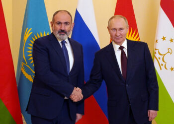 Ο Αρμένιος πρωθυπουργός με τον Ρώσο πρόεδρο (φωτ.: EPA / Alexei Danichev / Sputnik / Kremlin)