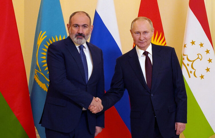 Ο Αρμένιος πρωθυπουργός με τον Ρώσο πρόεδρο (φωτ.: EPA / Alexei Danichev / Sputnik / Kremlin)