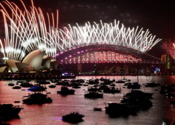 Πλήθος πυρετοχνημάτων φώτισε τον ουρανό του Σίδνεϊ για τους εορτασμούς της Πρωτοχρονιάς ΦΩΤ. EPA/Bianca De Marchi)