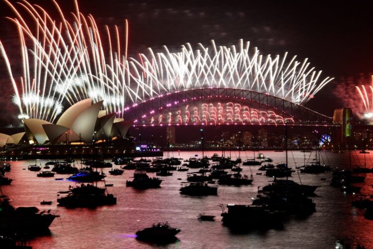 Πλήθος πυρετοχνημάτων φώτισε τον ουρανό του Σίδνεϊ για τους εορτασμούς της Πρωτοχρονιάς ΦΩΤ. EPA/Bianca De Marchi)