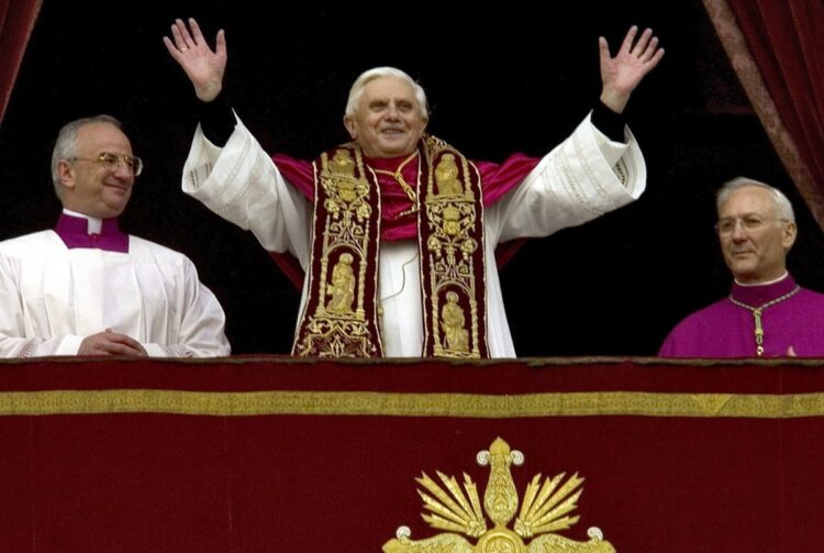 Ο Πάπας Βενέδικτος 16ος χαιρετά τους πιστούς από το μπαλκόνι της βασιλικής του Αγίου Πέτρου στο Βατικανό, αμέσως μετά από την εκλογή του, στις 19 Απριλίου 2005 (φωτ.: EPA/Georgi Licovski)
