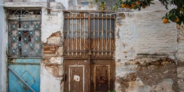 Πόρτα εγκαταλειμμένου προσφυγικού σπιτιού στην οδό Μαγνησίας (φωτ.: Δήμος Νίκαιας - Αγ. Ι. Ρέντη / Ορέστης Νικολαΐδης)