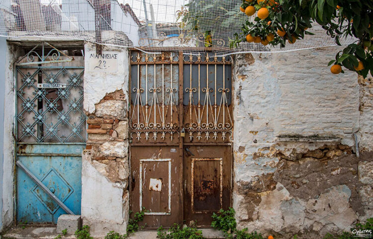 Πόρτα εγκαταλειμμένου προσφυγικού σπιτιού στην οδό Μαγνησίας (φωτ.: Δήμος Νίκαιας - Αγ. Ι. Ρέντη / Ορέστης Νικολαΐδης)