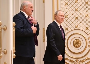 Από αριστερά, ο πρόεδρος της Λευκορωσίας Αλεξάντερ Λουκασένκο και ο Βλαντίμιρ Πούτιν ετοιμάζονται για την κοινή τους συνέντευξη Τύπου στο Μινσκ (φωτ.: EPA/Pavel Bednyakov)