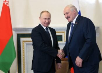 Από αριστερά, ο Βλαντίμιρ Πούτιν κάνει χειραψία με τον πρόεδρο της Λευκορωσίας Αλεξάντερ Λουκασένκο, σε συνάντηση που είχαν τον Ιούνιο, στην Αγία Πετρούπολη (φωτ.: EPA/Mikhail Metzel)