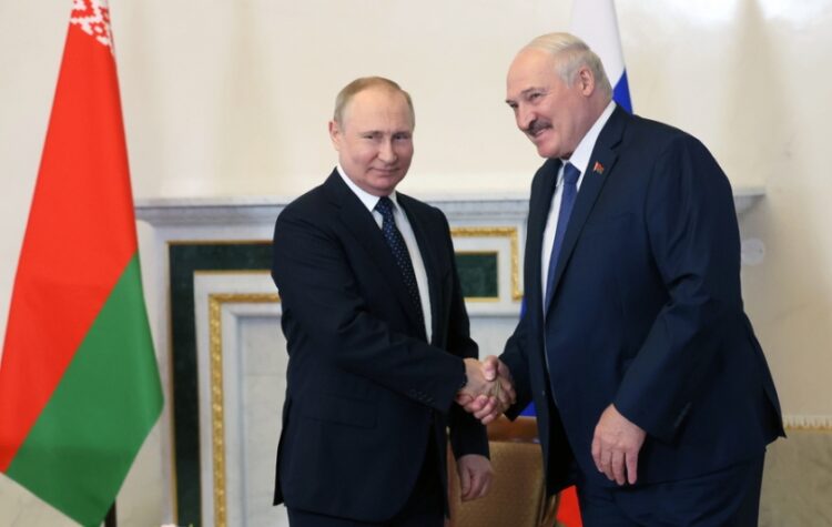 Από αριστερά, ο Βλαντίμιρ Πούτιν κάνει χειραψία με τον πρόεδρο της Λευκορωσίας Αλεξάντερ Λουκασένκο, σε συνάντηση που είχαν τον Ιούνιο, στην Αγία Πετρούπολη (φωτ.: EPA/Mikhail Metzel)