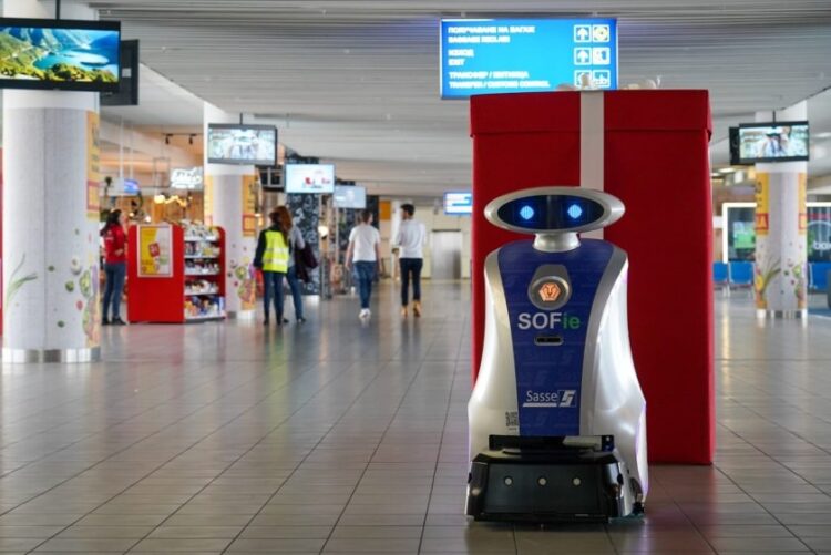 Το ρομπότ έχει κατασκευαστεί από τη γερμανική εταιρεία Dr. Sasse, η οποία είναι υπεύθυνη για τον καθαρισμό του αεροδρομίου της Σόφιας από τον Μάρτιο του 2022 (φωτ.: Novinvite.com)