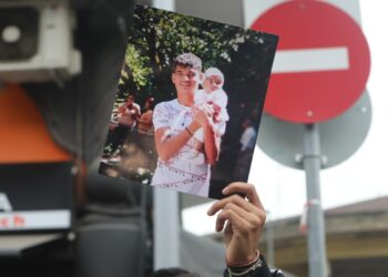 Ρομά που συγκεντρώθηκαν έξω από τα δικαστήρια Θεσσαλονίκης κρατούσαν φωτογραφίες του  16χρονου με το παιδί του (φωτ.:EUROKINISSI/Βασίλης Βερβερίδης)
