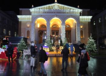 Περαστικοί περιεργάζονται τη χριστουγεννιάτικη διακόσμηση σε κεντρικό δρόμο του Σεράγεβο (φωτ.: EPA/Fehim Demir)