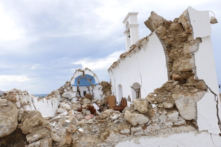 Γκρεμισμένο εκκλησάκι στον Ξερόκαμπο Σητείας μετά από τον ισχυρό σεισμό 6,3 Ρίχτερ που σημειώθηκε ανατολικά της Ζάκρου στην Κρήτη, το 2021 (φωτ. αρχείου: ΑΠΕ-ΜΠΕ/Νίκος Χαλκιαδάκης)