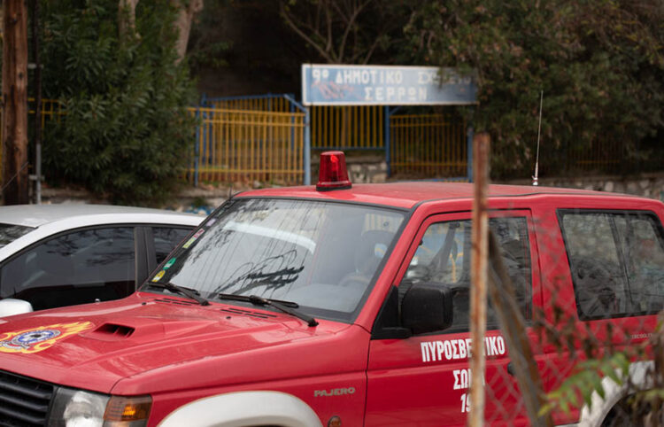 Όχημα της Πυροσβεστικής έξω από το 9ο δημοτικό Σχολείο Σερρών μετά την έκρηξη (φωτ.: ΑΠΕ-ΜΠΕ / Άγγελος Μπαντάζος)
