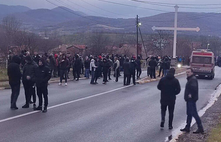 Σέρβοι του Κοσόβου σε οδόφραγμα (φωτ.: Twitter / 
Andrew Anglin)
