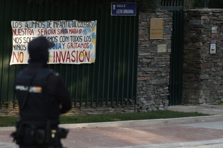 Ισπανός αστυνομικός φρουρεί την είσοδο της ουκρανικής πρεσβείας στη Μαδρίτη, όπου λίγο νωρίτερα είχε εντοπιστεί το δέμα με τα μάτια ζώου (φωτ. ΑΠΕ/Sergio Perez)