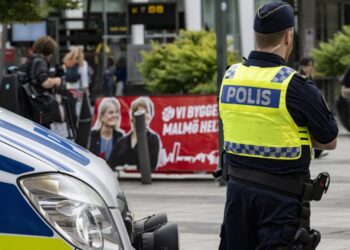 Αστυνομικός φρουρεί την είσοδο εμπορικού κέντρου στο Μάλμε της Σουηδίας, όπου τον περασμένο Αύγουστο ένας 15χρονος άνοιξε πυρ και σκότωσε μια 31χρονη γυναίκα και τραυμάτισε άλλη μία (φωτ.: EPA/John Nilsson)