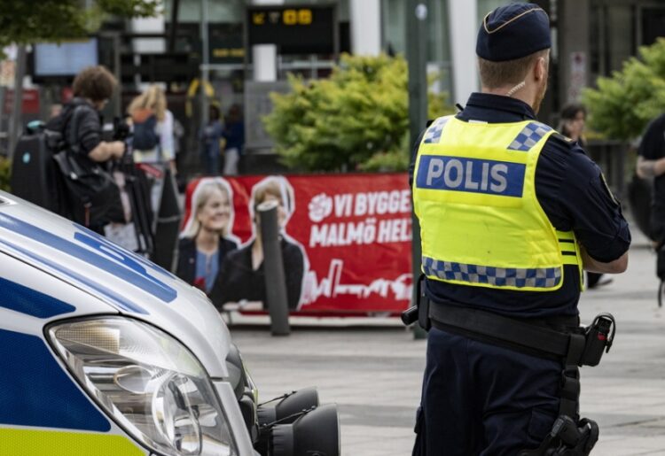 Αστυνομικός φρουρεί την είσοδο εμπορικού κέντρου στο Μάλμε της Σουηδίας, όπου τον περασμένο Αύγουστο ένας 15χρονος άνοιξε πυρ και σκότωσε μια 31χρονη γυναίκα και τραυμάτισε άλλη μία (φωτ.: EPA/John Nilsson)