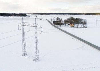 Πυλώνες ηλεκτρικού ρεύματος σε χειμωνιάτικο σκηνικό στο Ενσέπινγκ της Σουηδίας. Οι τιμές ενέργειας στην Σκανδιναβία αυξήθηκαν φέτος εν μέσω φόβων ότι οι περικοπές στις εξαγωγές ρωσικού φυσικού αερίου στην Ευρώπη θα οδηγήσουν σε ελλείψεις (φωτ. EPA/Fredrik Sandberg)