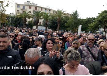Στιγμιότυπο από το συλλαλητήριο της Αθήνας, στην πλατεία Δαβάκη της Καλλιθέας (φωτ.: Βασίλης Τσενκελίδης)