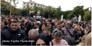 Στιγμιότυπο από το συλλαλητήριο της Αθήνας, στην πλατεία Δαβάκη της Καλλιθέας (φωτ.: Βασίλης Τσενκελίδης)