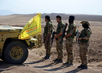 Μέλη της κουρδικής πολιτοφυλακής SDF σε άσκηση με αμερικανικές δυνάμεις κοντά στα σύνορα της Συρίας με το Ιράκ και την Τουρκία (φωτ.: EPA / Ahmed Mardnli)