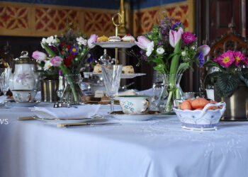 Τραπέζι στρωμένο για απογευματινό τσάι στον Πύργο Βασιλίσσης στο Ίλιον (φωτ.: Γεωργία Βορύλλα)
