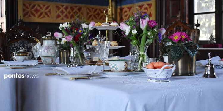 Τραπέζι στρωμένο για απογευματινό τσάι στον Πύργο Βασιλίσσης στο Ίλιον (φωτ.: Γεωργία Βορύλλα)