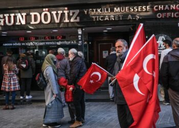 Άνδρας πουλάει τουρκικές σημαίες στην Κωνσταντινούπολη. Η απόφαση Ερντογάν να καταργήσει τα όρια συνταξιοδότησης ευνοεί άμεσα 2,25 εκατομμύρια εργαζόμενους (φωτ.: EPA/Sedat Suna)