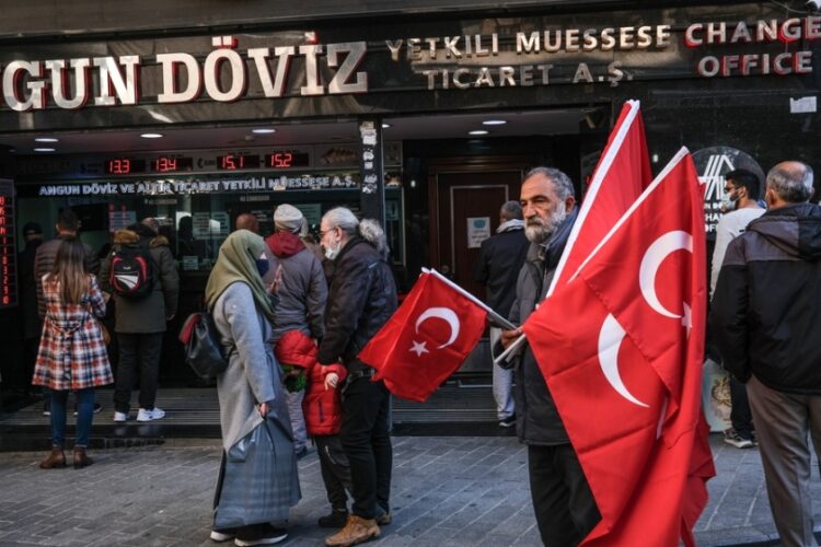 Άνδρας πουλάει τουρκικές σημαίες στην Κωνσταντινούπολη. Η απόφαση Ερντογάν να καταργήσει τα όρια συνταξιοδότησης ευνοεί άμεσα 2,25 εκατομμύρια εργαζόμενους (φωτ.: EPA/Sedat Suna)
