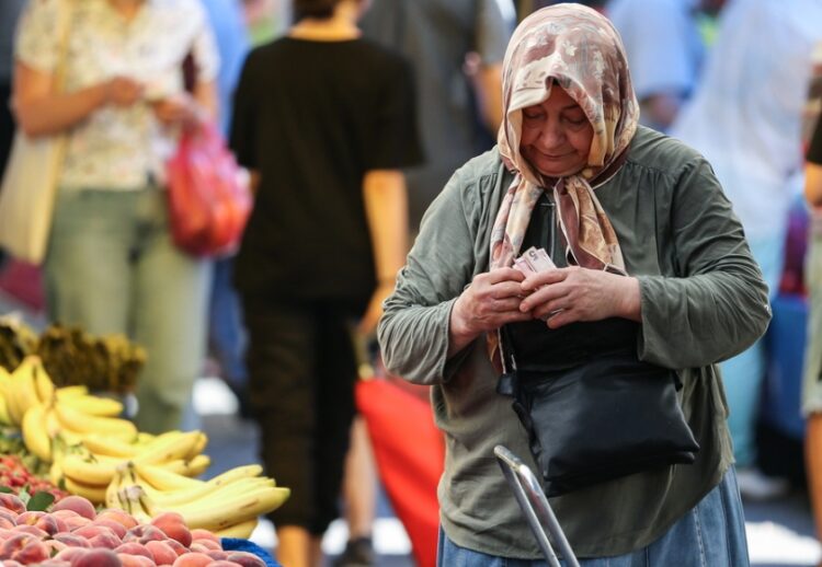 Γυναίκα ψωνίζει σε λαϊκή αγορά στην Κωνσταντινούπολη (φωτ.: EPA / Erdem Sahin)