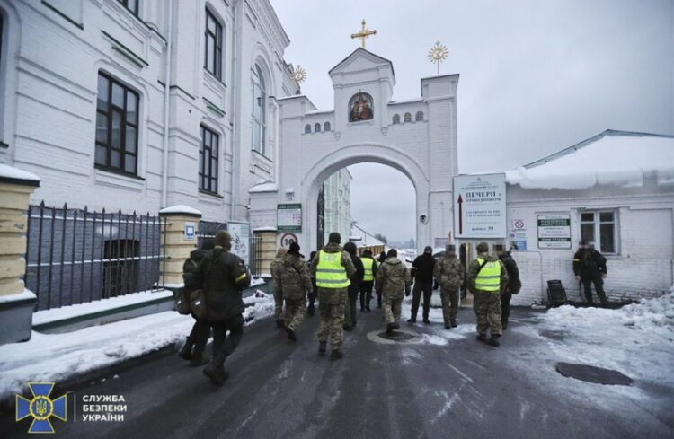 Μέλη των ουκρανικών δυνάμεων ασφαλείας έξω από τη Μονή των Σπηλαίων στο Κίεβο (φωτ.: ΕΡΑ/Ουκρανικές υπηρεσίες ασφαλείας)