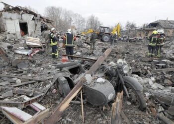 Ουκρανοί πυροσβέστες ερευνούν τα συντρίμμια κτηρίου κατοικιών έξω από το Κίεβο (φωτ.: EPA/Sergey Dolzhenko)